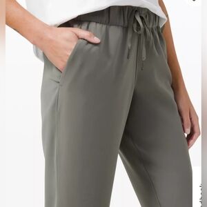 NWOT Lululemon On the Fly Jogger. Size 6